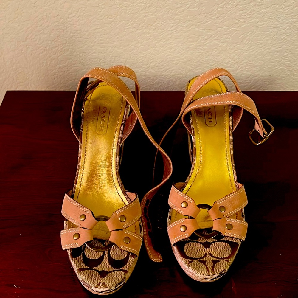 COACH  SHORES SIZE 7.5